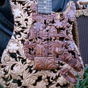 Ahşap oyma gitar: çikolata gibi