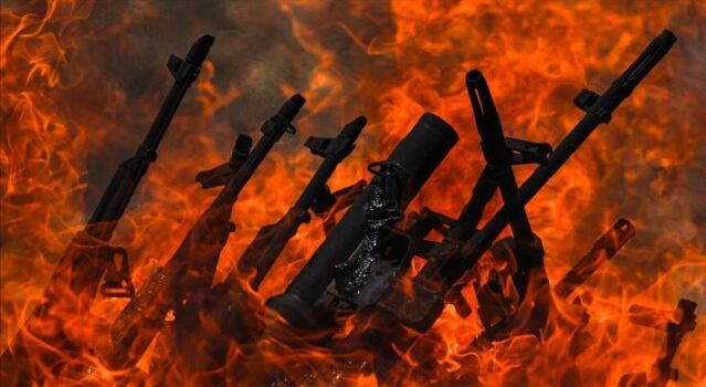 Terör örgütü PKK’dan bir grup silahlarını imha etti! Terör örgütü PKK’dan bir grup silahlarını imha etti!