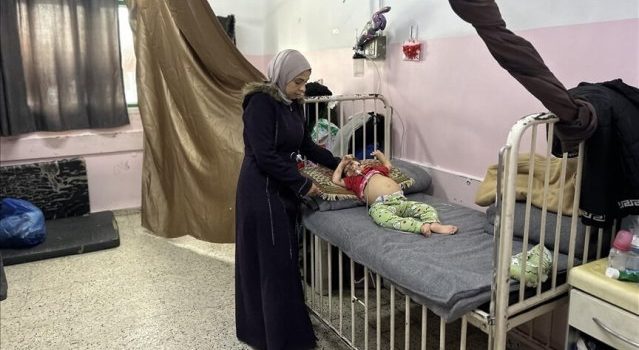 Gazze’de tedavi olamayan çocuklar hastane köşelerinde ölümle pençeleşiyor Gazze’de tedavi olamayan çocuklar hastane köşelerinde ölümle pençeleşiyor