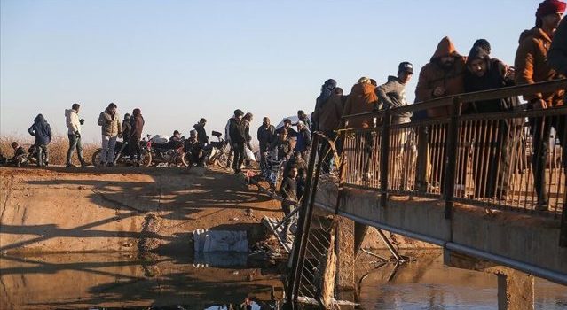 Suriye’de terör örgütü YPG/SDG’nin engellediği sivillerin Deyr Hafir’den kaçışı sürüyor Suriye’de terör örgütü YPG/SDG’nin engellediği sivillerin Deyr Hafir’den kaçışı sürüyor