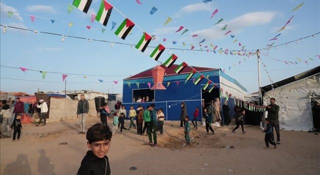 Gazzeliler çadırların arasında da olsa çocuklara “ramazan coşkusunu” yaşatmaya çalışıyor Gazzeliler çadırların arasında da olsa çocuklara “ramazan coşkusunu” yaşatmaya çalışıyor